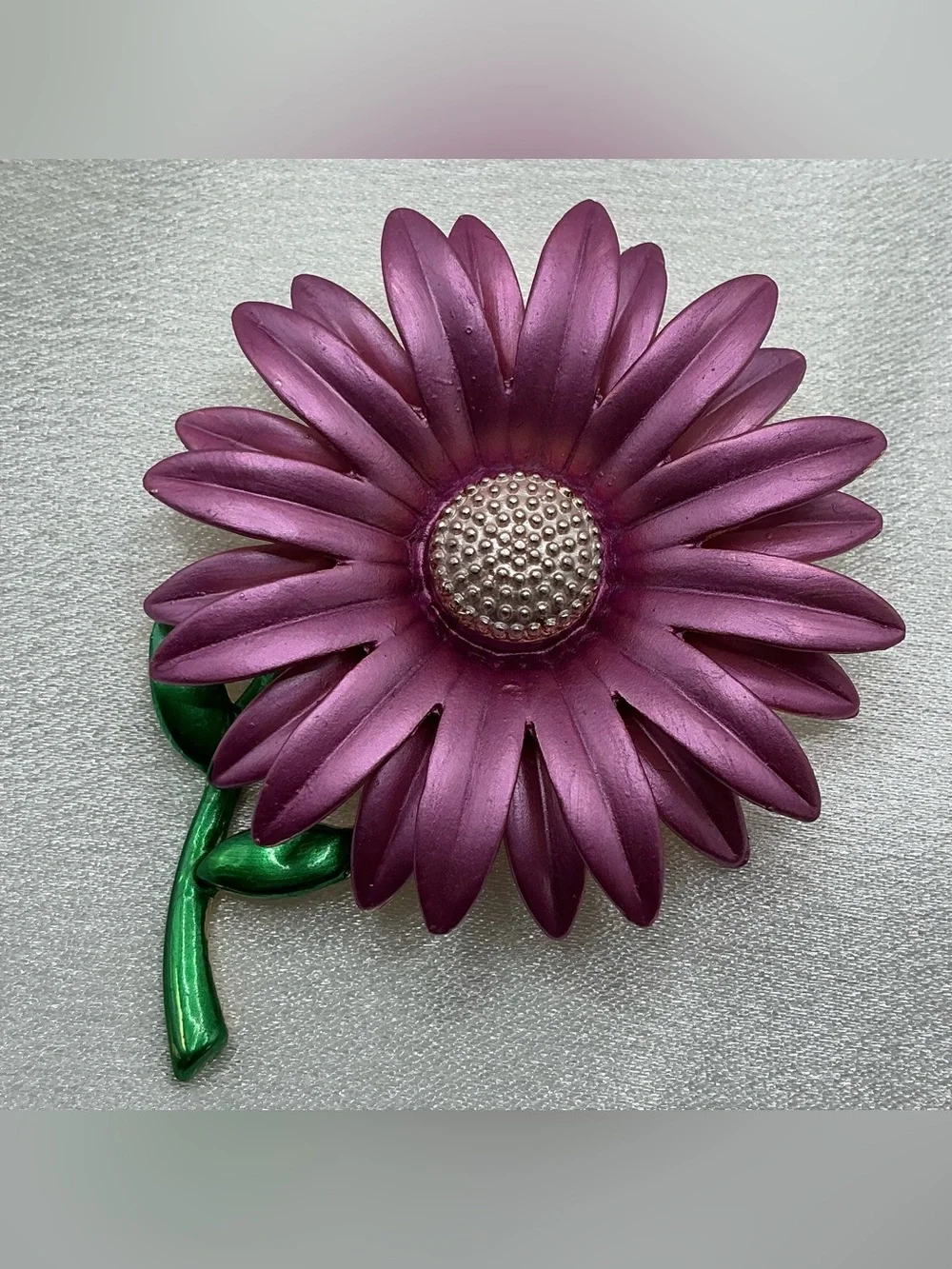 COLORFUL MAUVE AND GREEN LARGE DAISY BROOCH NWOT